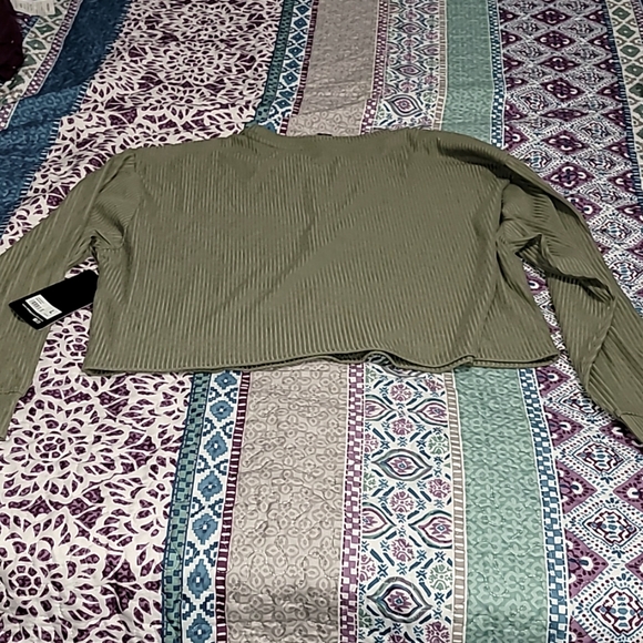 90-degree long sleeve crop top - Picture 4 of 4